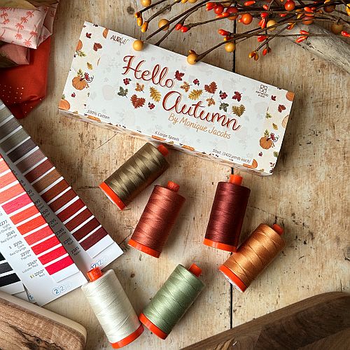 Hello Autumn by Monique Jacobs by Aurifil - Klöppelwerkstatt, Set 6 Spulen Aurifil, Die Saison der Kürbisse, farbenfrohen Baumkronen und der gemütlichen....